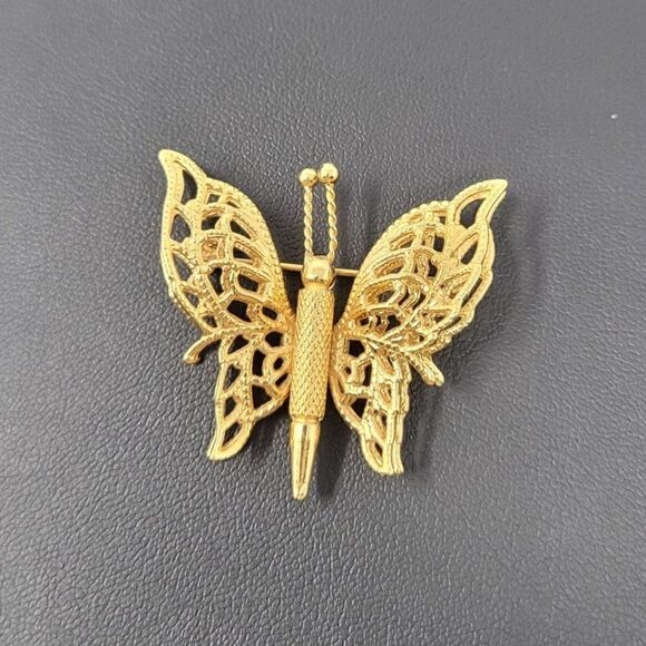 Vintage Monet Signed Gold‎ Tone Butterfly Brooch Pin 3D Filigree Double Wing - Picture 7 of 7